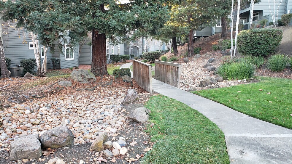 Building Photo - 8170 Mountain View Dr