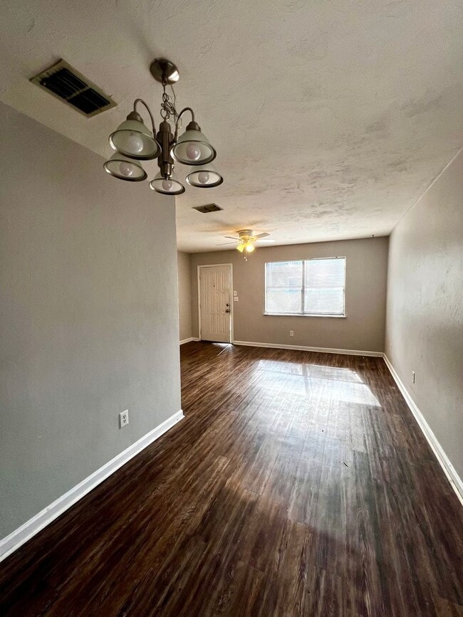 Building Photo - Spacious Two Bedroom- Close to FSU & TCC