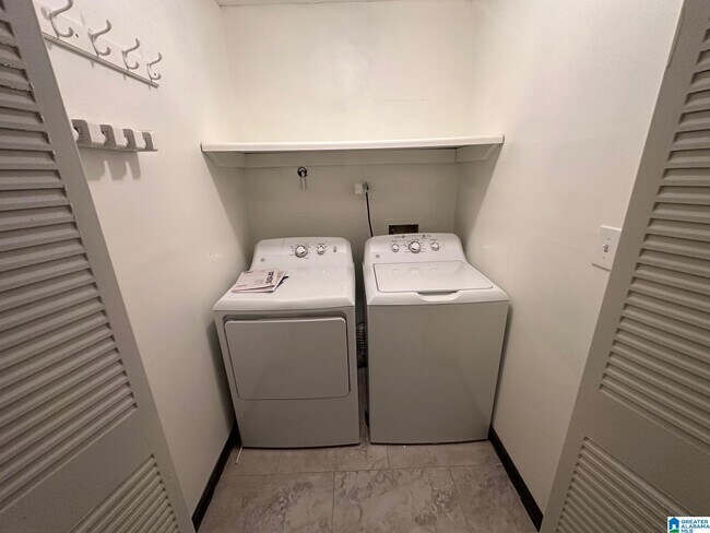 Building Photo - 412 Skyview Dr