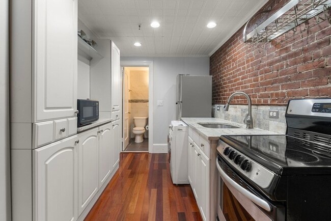 Building Photo - 167 Beacon St