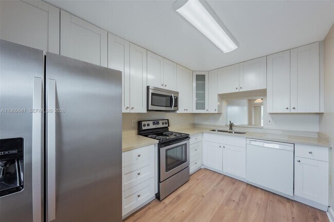 Building Photo - 3581 Inverrary Dr