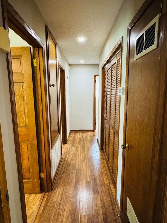 Building Photo - 3-Bedroom home is sure to captivate from t...