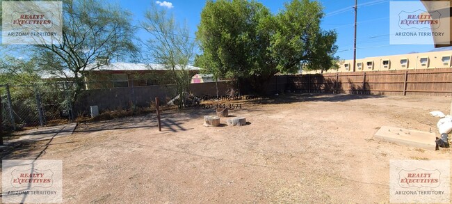 Building Photo - 29th St & Craycroft Rd area 2/2 with yard & A/C System