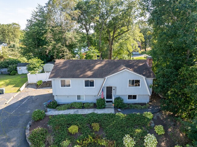 Primary Photo - 90 Village Ln