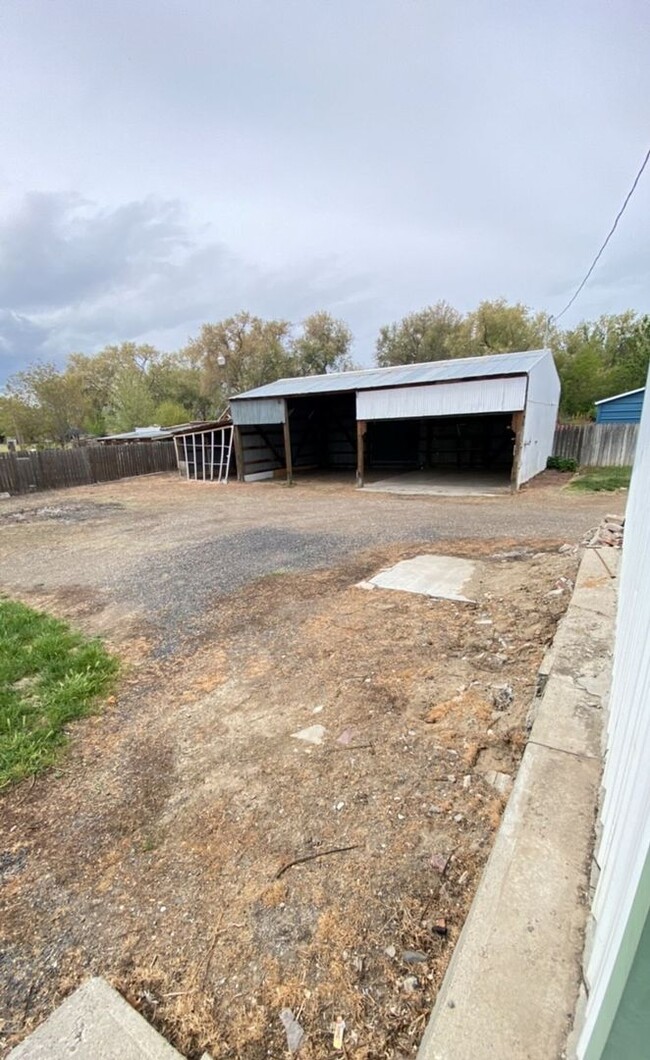 Building Photo - Great Little Home Out Of Town With Lots To...