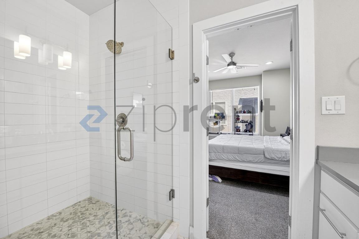Building Photo - Unit 3