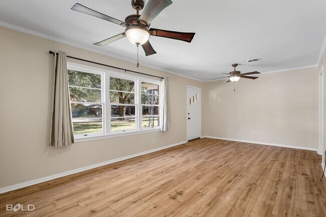 Building Photo - Cute 3 Bedroom 1.5 Bath