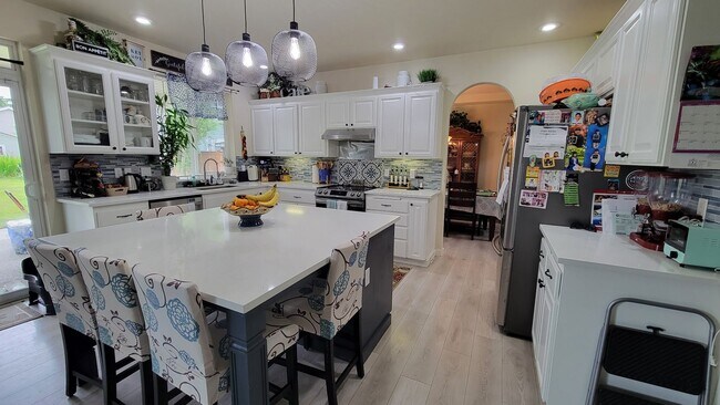 Building Photo - Beautiful 5 Bed/3Ba Single Family Home