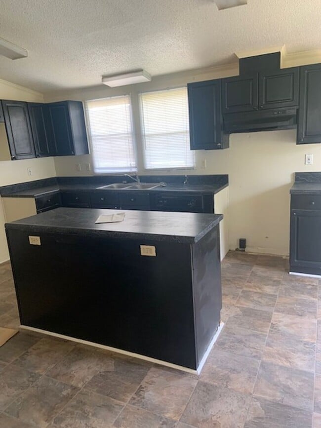 Building Photo - Single Family