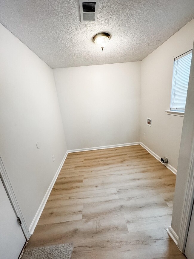 Building Photo - 1145 Greenview Rd