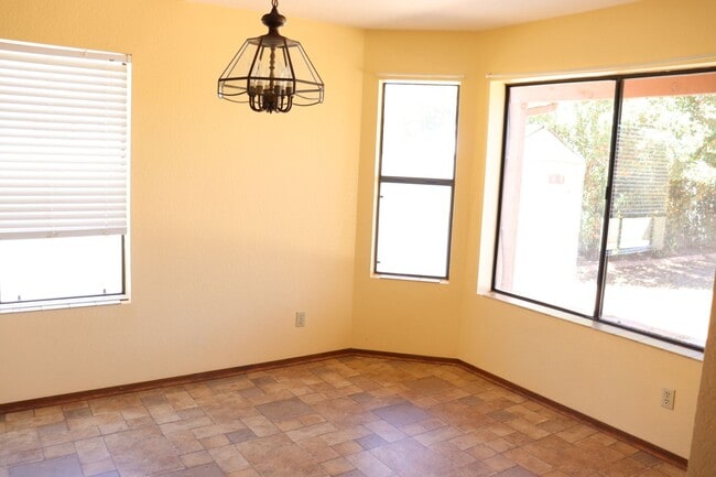 Building Photo - Country Club Estates Home