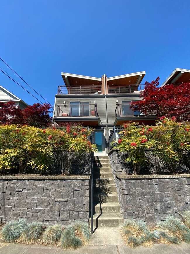 Building Photo - Modern Urban Living with Iconic Skyline Views  + 2 Weeks Free Rent