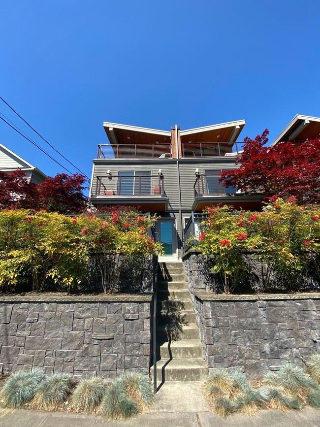 Building Photo - Stunning 2 Bed, 2 Bath Townhouse with Breathtaking Views! Steps away vibrant shops, restaurants, ...
