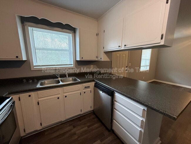 Building Photo - 2406 Markwood Ln SE