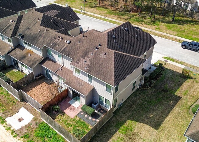 Building Photo - 16026 Limestone Lake Dr