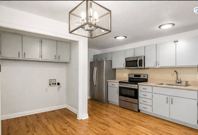 Building Photo - Super Cute North End Place with Garage and Backyard!