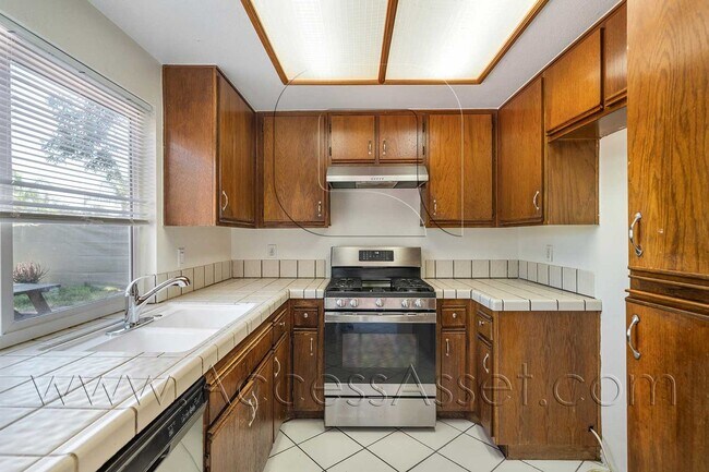 Building Photo - Charming and Bright Three-Bedroom Haven on Comotilo