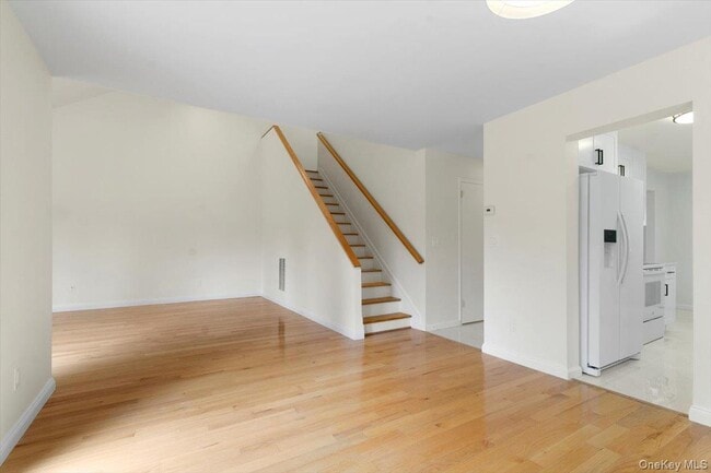 Building Photo - 44 Brook Farm Close