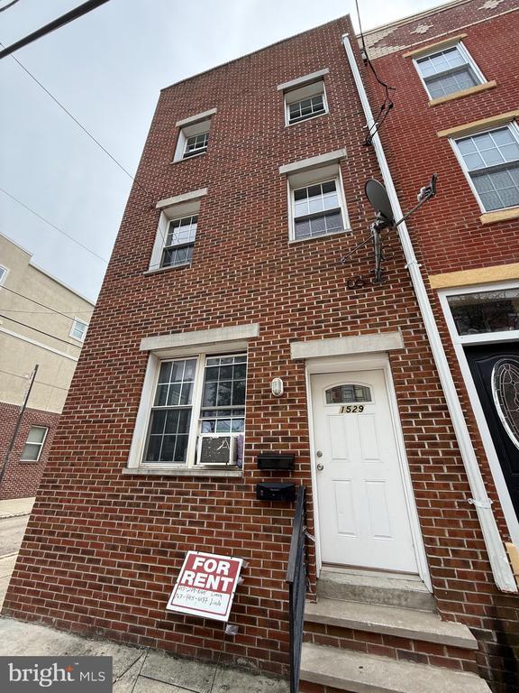 Building Photo - 1529 S 5th St