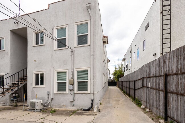 Building Photo - Bright and airy 2-bedroom 2-bath in Mid- City