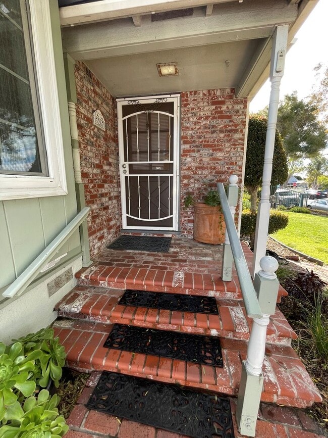 Building Photo - Quaint Midtown Ventura Home