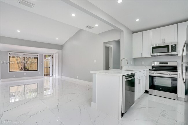 Building Photo - 907 SW 15th Ter