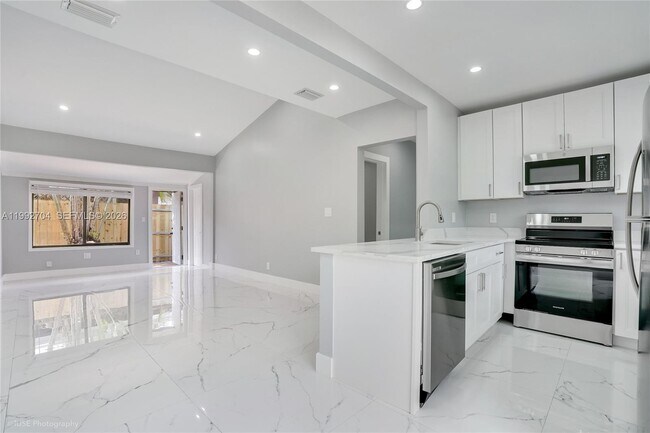 Building Photo - 907 SW 15th Terrace