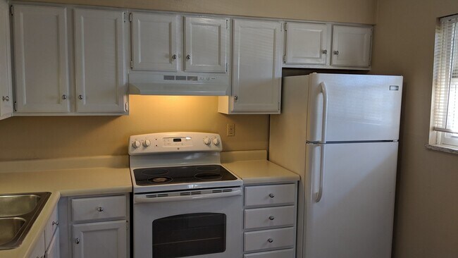 Building Photo - AUGUST 2026!!!  2 bedroom, 1.5 bath 2-story condo in Coralville