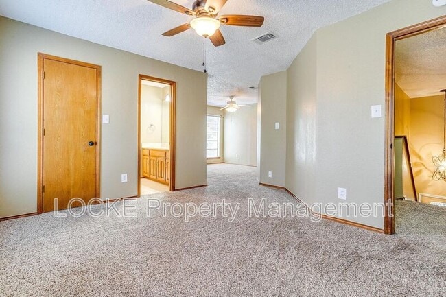 Building Photo - 6428 Lago Vista Dr
