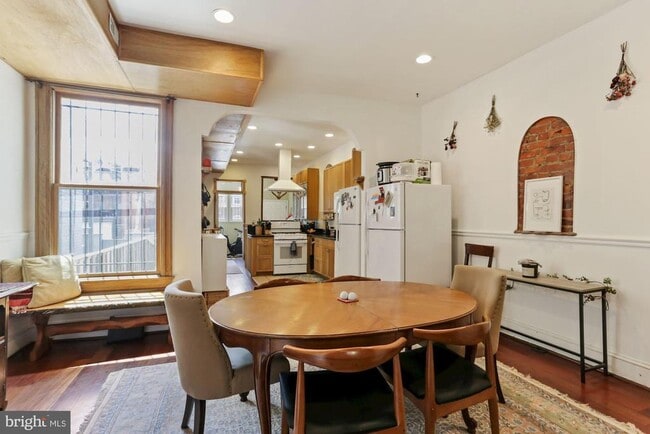 Building Photo - 1116 Monroe St NW