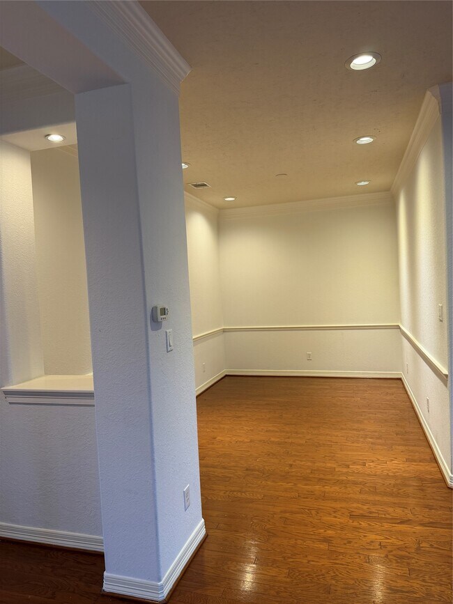 Building Photo - 11602 Royal Oaks Crossing