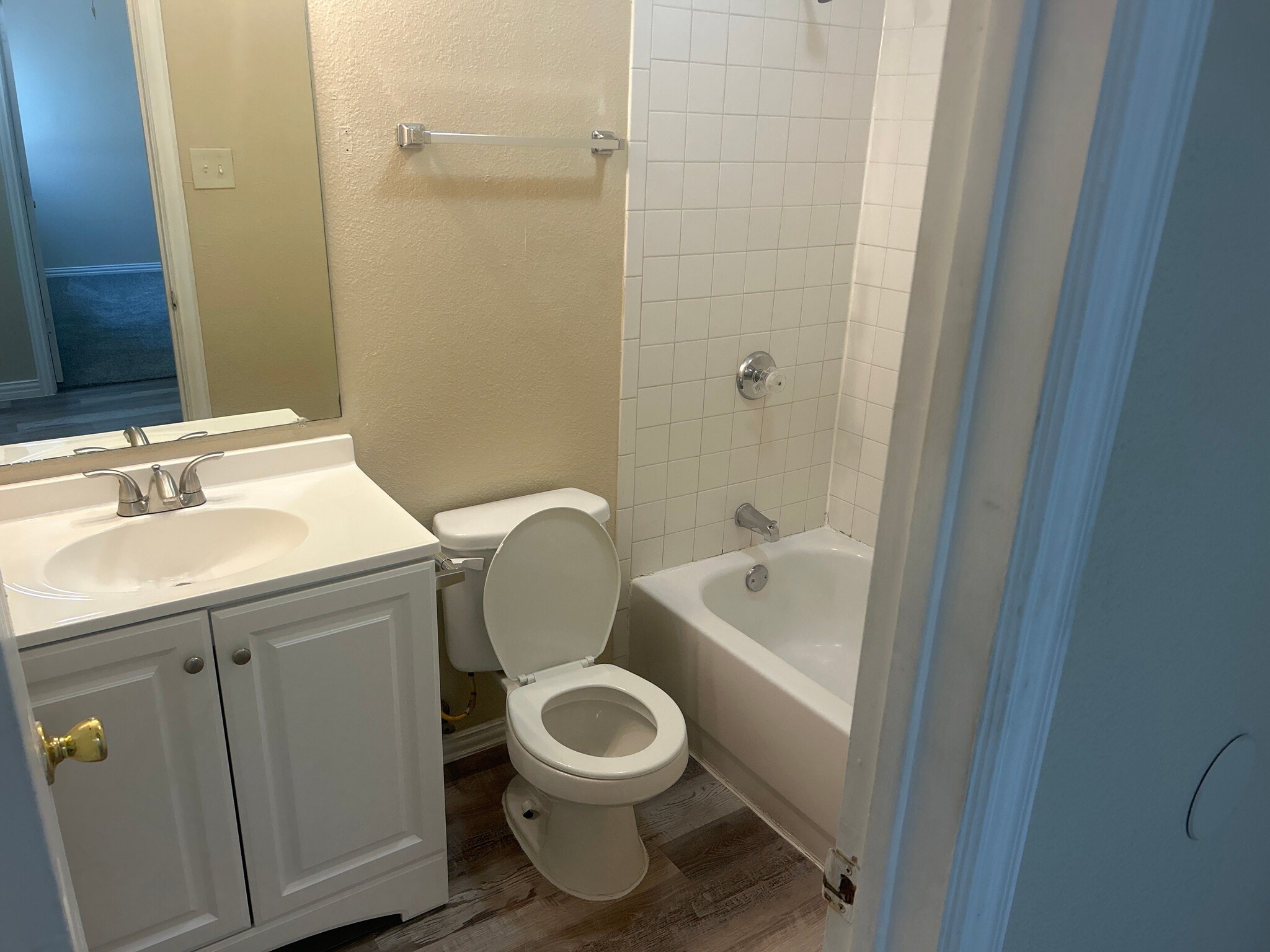 Building Photo - Room in Duplex on Chestnut Ln