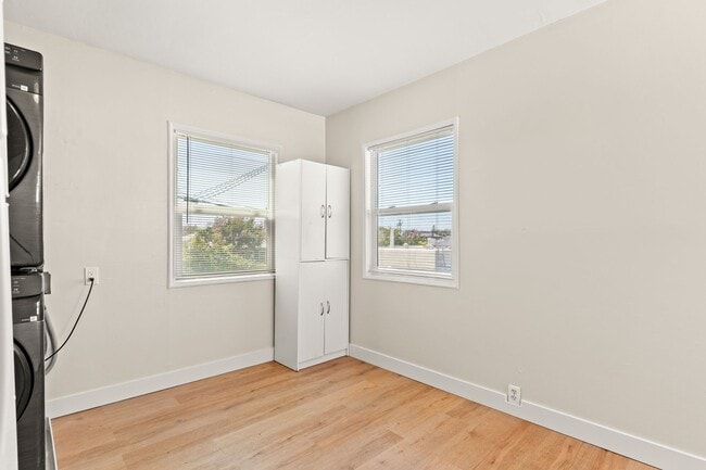 Building Photo - Charming San Leandro Duplex: 2 Bed w/ In-unit Laundry & Off-street Parking