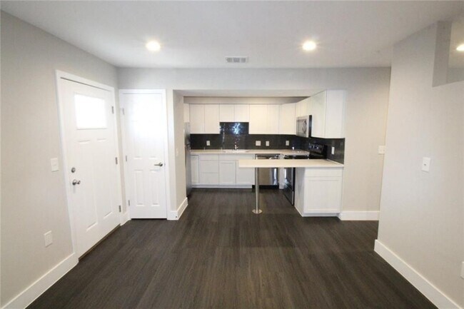 Building Photo - 935 La Posada Dr