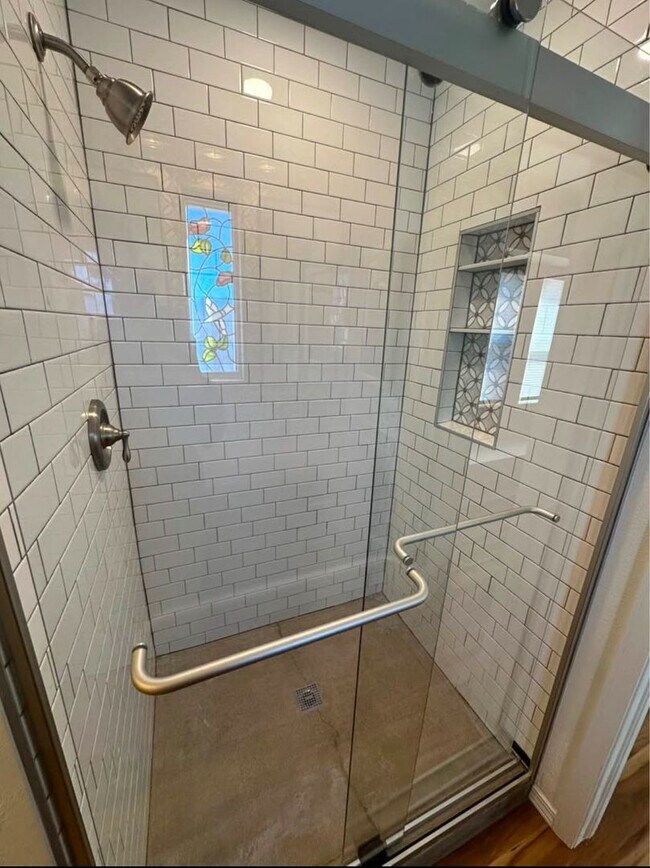Building Photo - Spacious 5-Bedroom Home in D20! Walking Di...