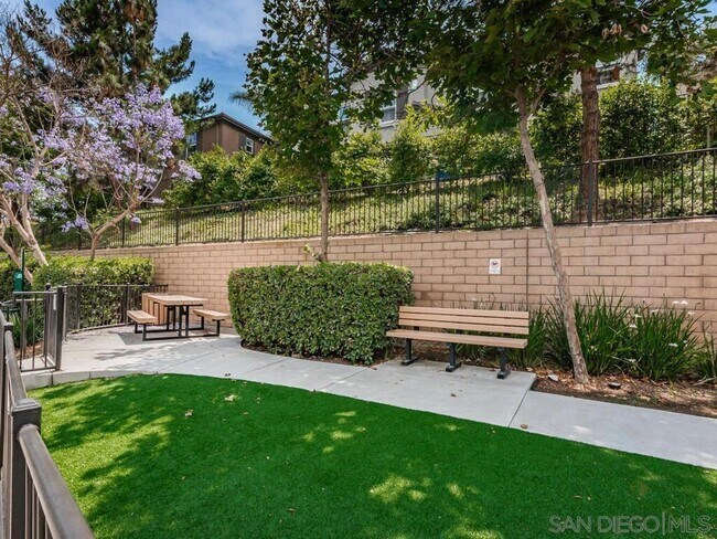 Building Photo - 425 S Meadowbrook Dr