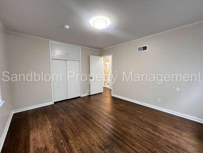 Building Photo - For Lease | $1300 Rent | Available Now!