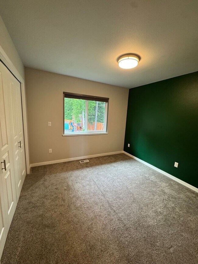 Building Photo - Stunning home in desirable Eagle River neighborhood