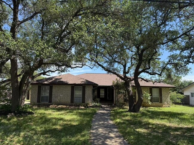 Building Photo - 1106 Oakwood Dr