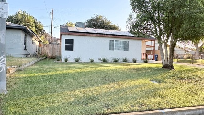 Building Photo - 2238 Lindora St