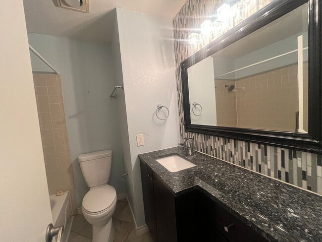 Building Photo - 2 Bedroom/2.5 Bath Townhome! Close to Majo...