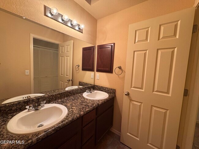 Building Photo - 6700 Hermoso Del Sol Dr