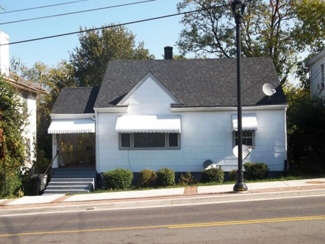 Primary Photo - 2 Bedroom 1 Bath Available to Rent for $72...