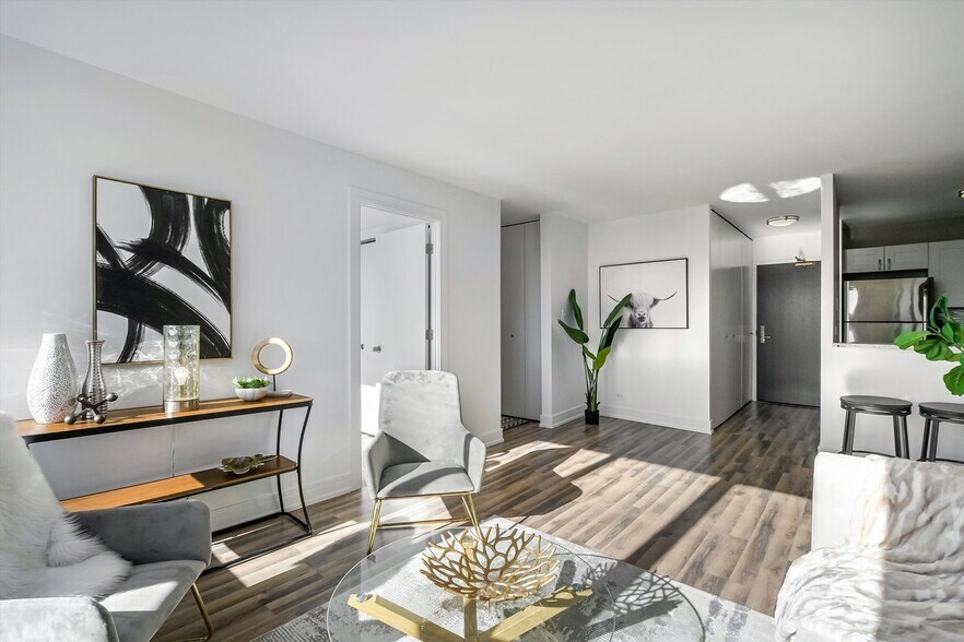 Building Photo - 3930 N Pine Grove Ave