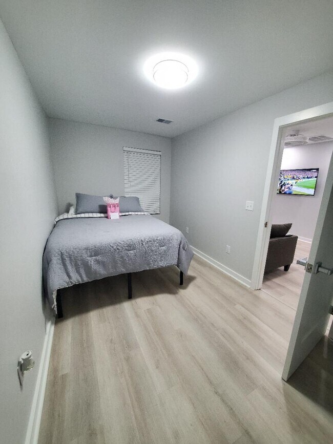 Building Photo - 294 Quick St