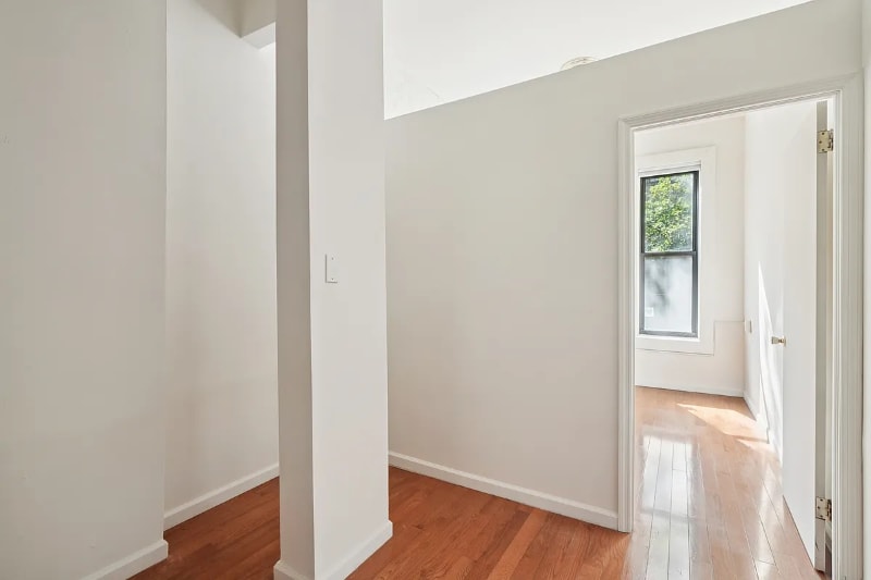 Building Photo - 344 E 9th St