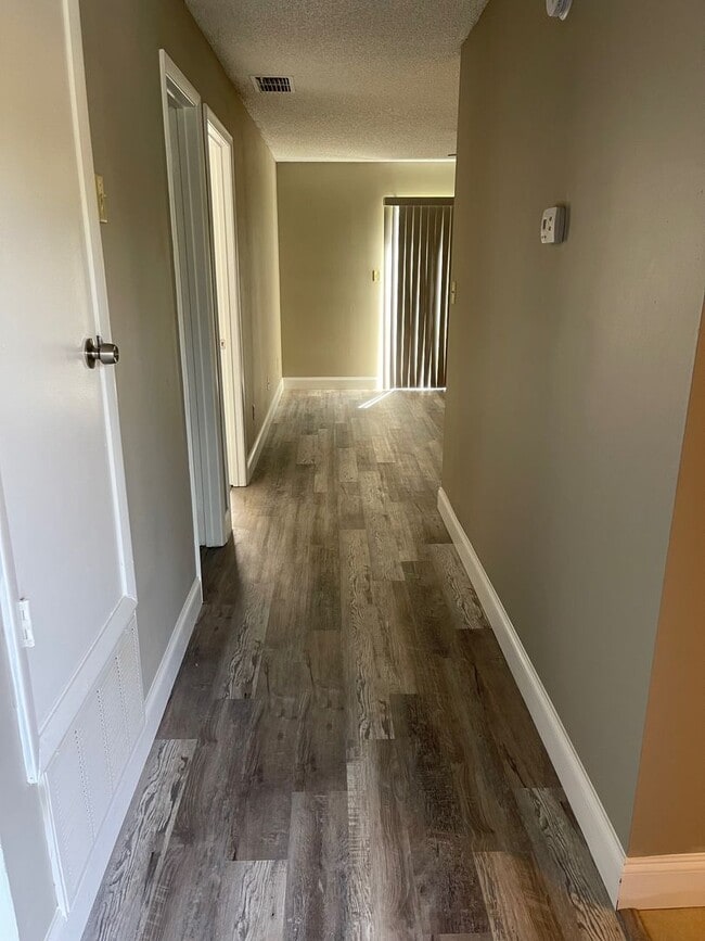 Building Photo - Available now! Williamsburg TOWNHOMES AT G...