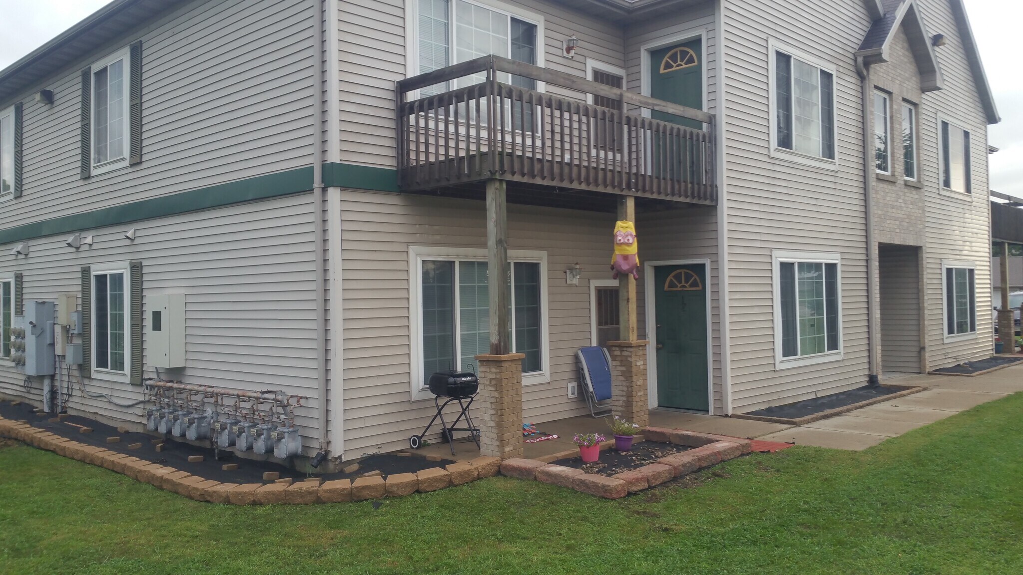 Building Photo - 320 E Tyranena Park Rd
