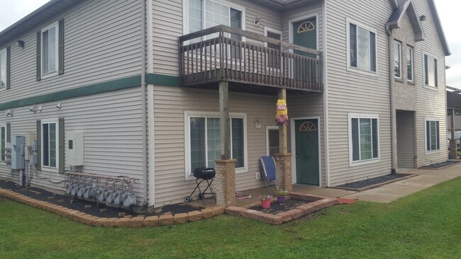 Building Photo - 320 E Tyranena Park Rd