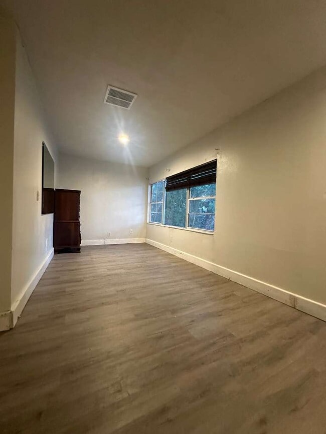 Building Photo - 322 N Wekiwa Springs Rd